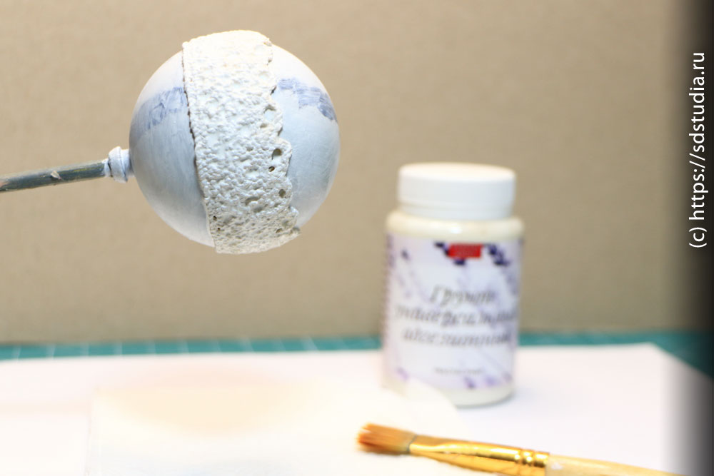 Фото загрунтованного шарика с наклеенным кружевом