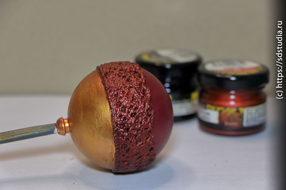 Фото окрашенного новогоднего шарика