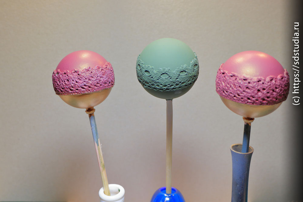 Фото окрашенных шариков на просушке