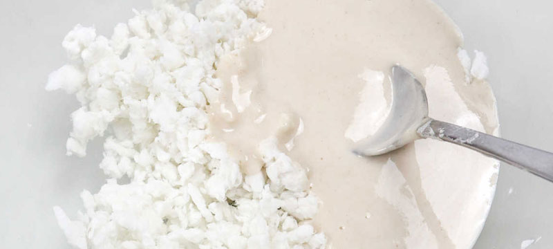 Смешивание бумажной массы с клейстером для создания папье маше