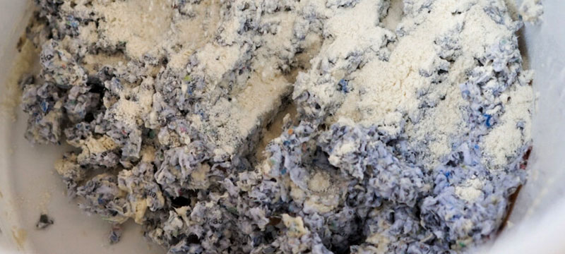 Смешивание бумажной массы с мукой папье маше