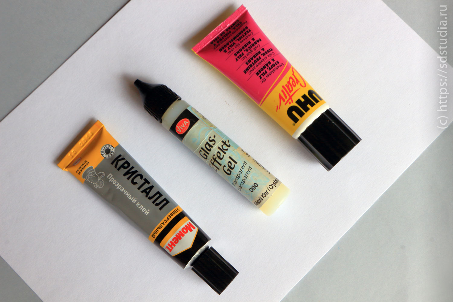 Гель с эффектом стекла и разные виды клея для изготовления бумажных цветов