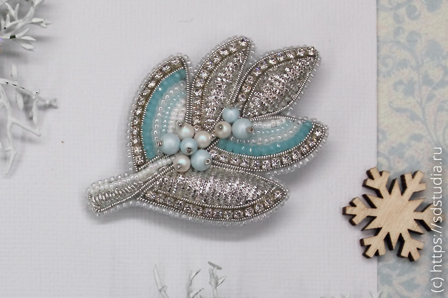 Брошь вышитая 