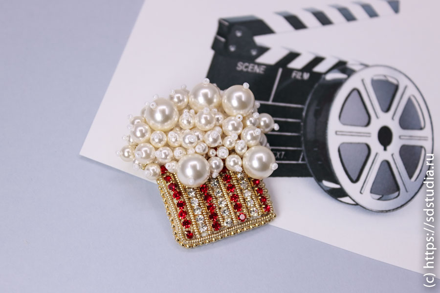 Вышитая брошь 