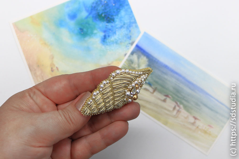 Вышитая брошь 