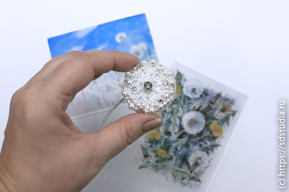 Вышитая брошь 