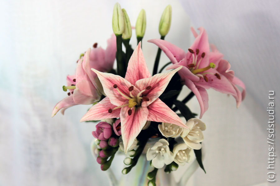 Миниатюрный букет из лилий и фрезий