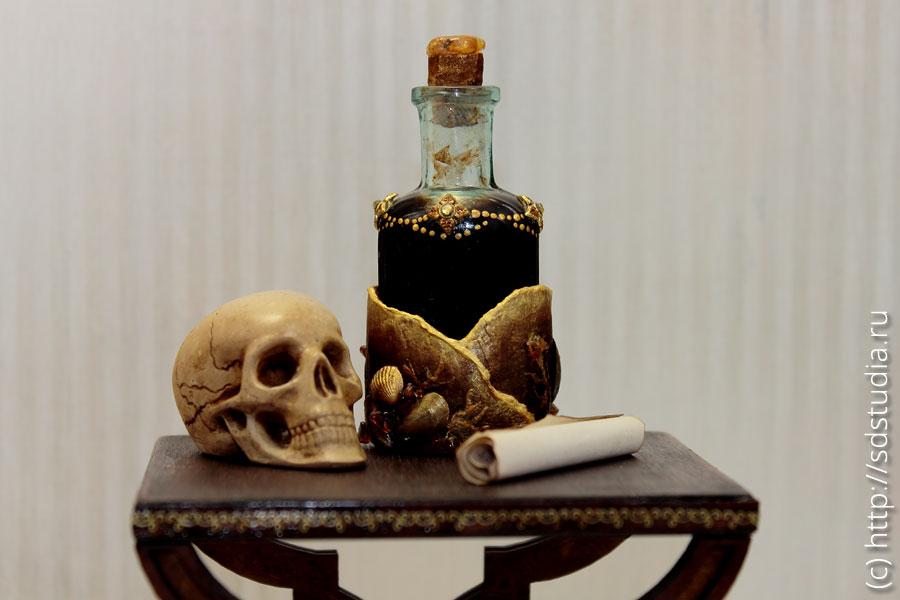 Иниатюрная декоративная бутылка с объемным декором