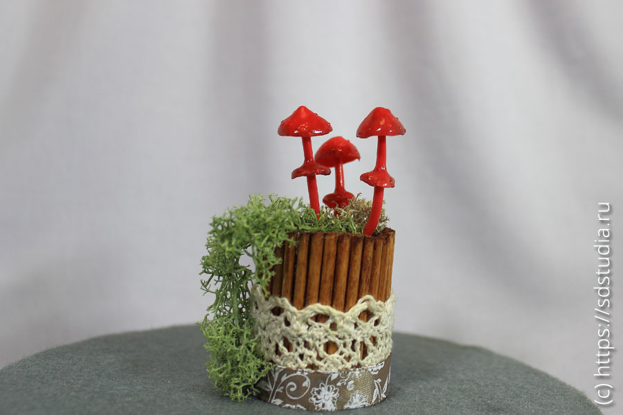 Красные поганки в деревянной кадке