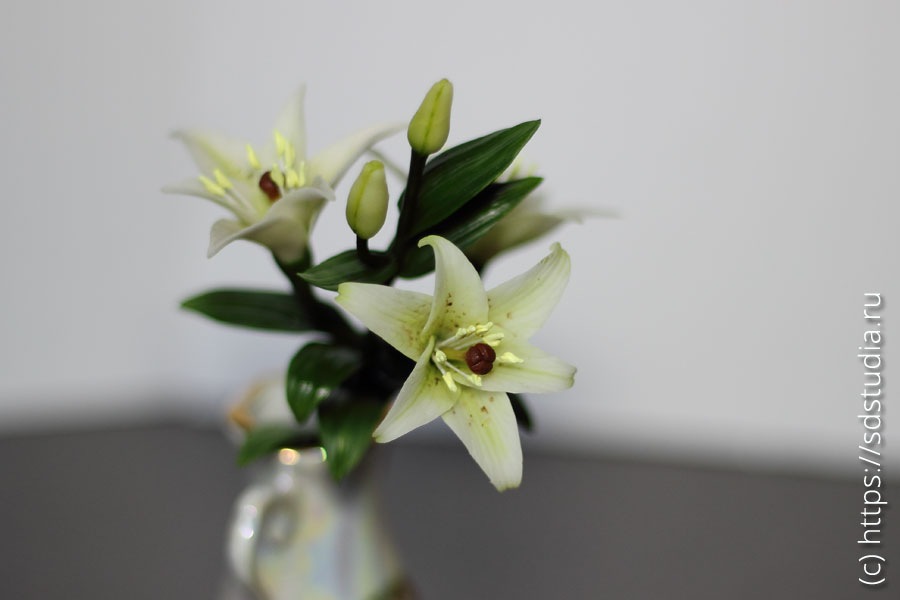 Миниатюрная лилия из холодного фарфора