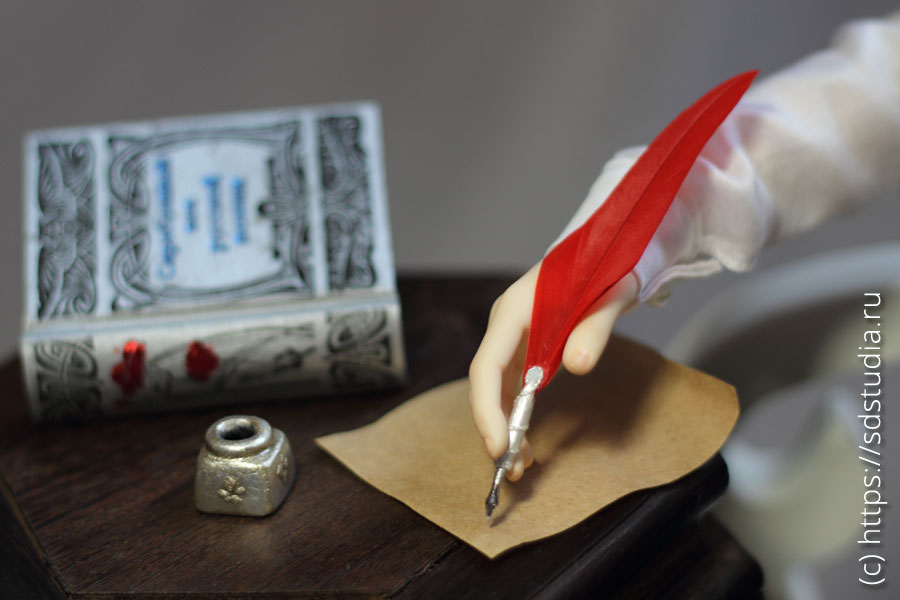 Миниатюрные кукольные перо и чернильница