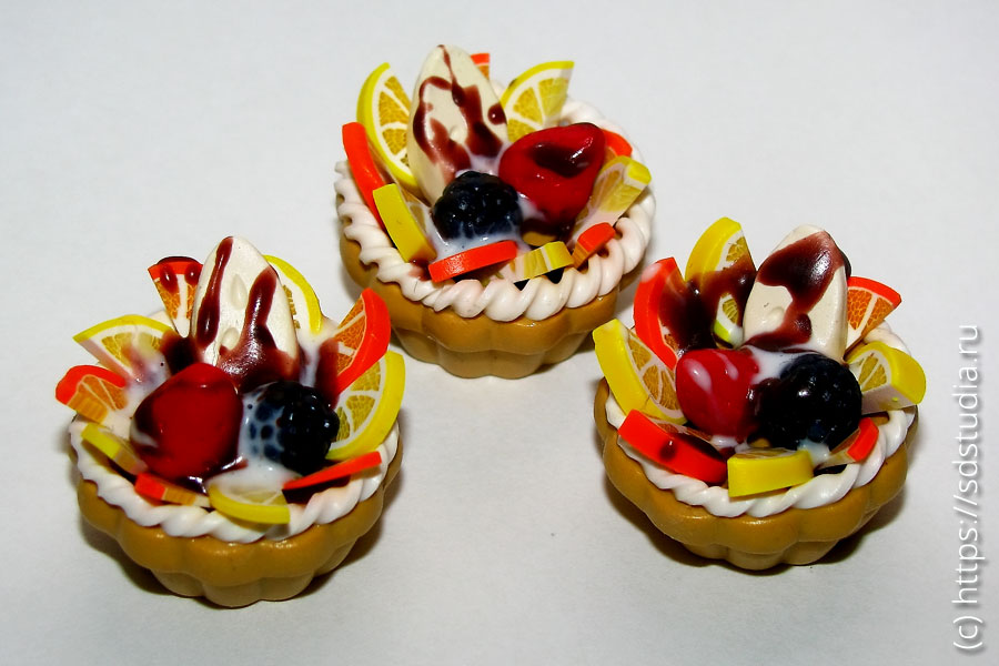 Пирожное фруктовая корзинка из запекаемого пластика, кулинарная миниатюра для кукол