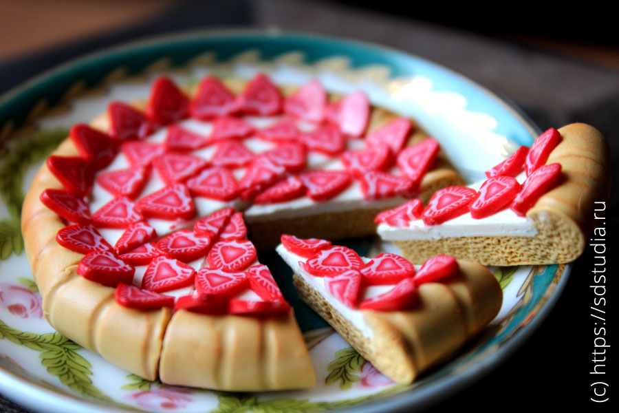 Пирог с клубникой из запекаемого пластика