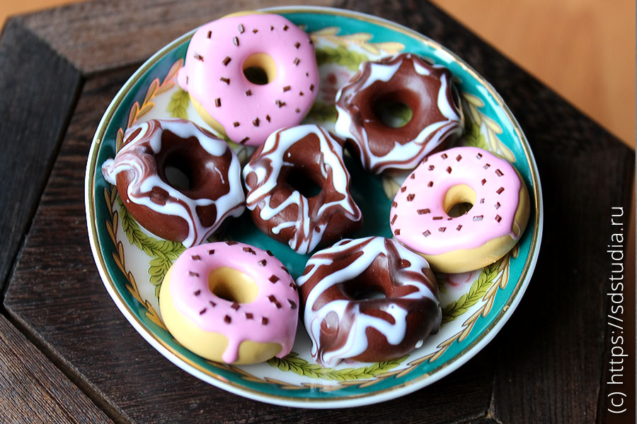Пончики с глазурью из запекаемого пластика, кулинарная миниатюра для кукол