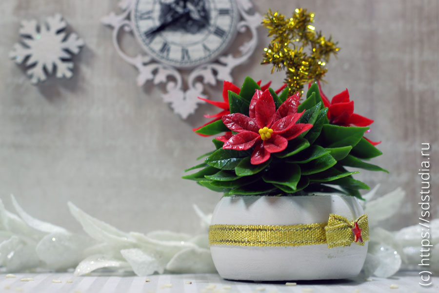 Миниатюрная пуансеттия из холодного фарфора