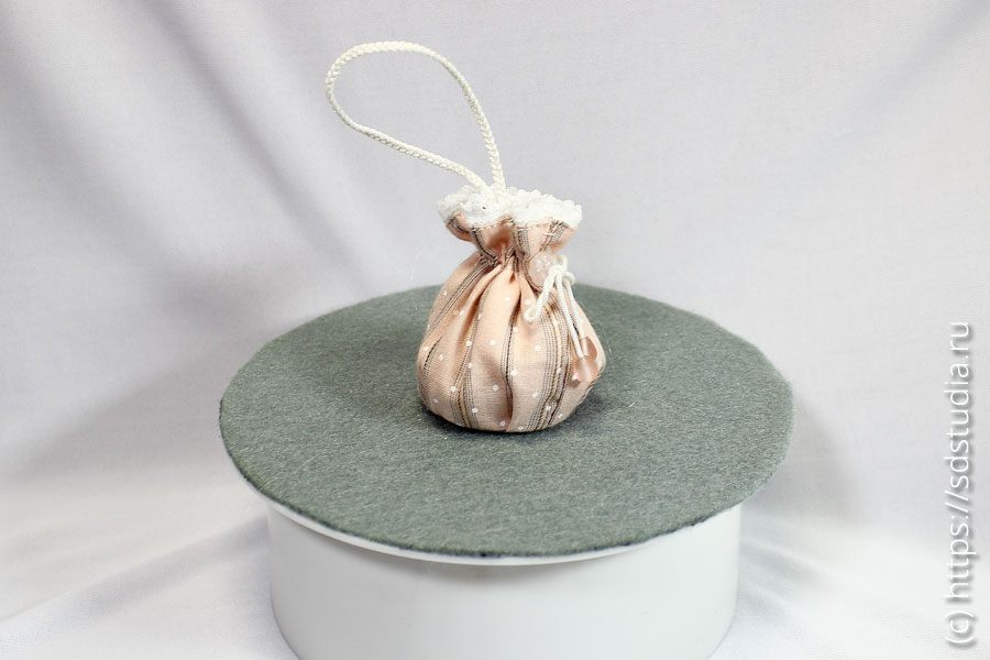 Миниатюрная сумка-котомка из ткани для куклы