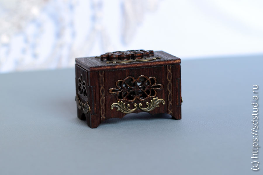 Миниатюрный сундучок для кукольных аксессуаров