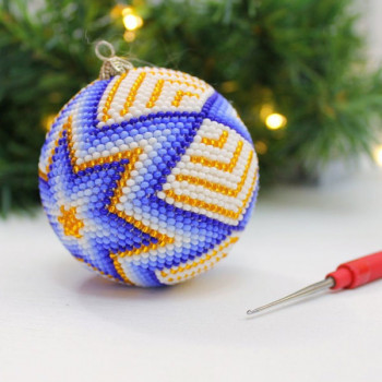 Новогодний шарик из бисера