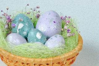 Декупаж деревянных яиц, использование потали и набрызга