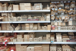 Заготовки для декупажа в магазине товаров для творчества