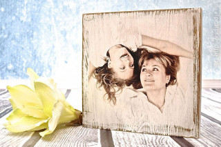 Прямой декупаж на деревянной доске