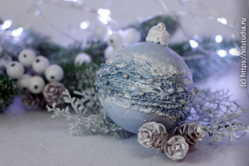 Декор новогоднего шара из ниток и кружев