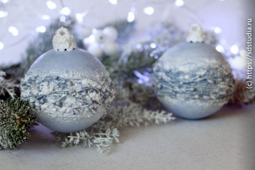 Декор новогоднего шара из ниток и кружев