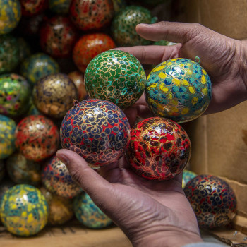 Шарики из папье-маше с росписью из Кашмира