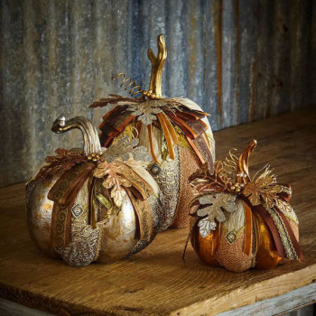 Декоративные тыквы из пластика с украшениями
