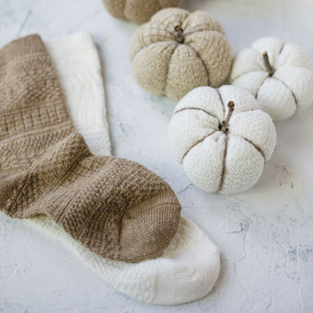 Декоративные тыквы из вязаных носков в стиле рустик