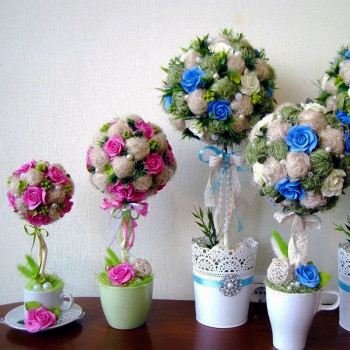 Пример небольшого топиария из искусственных цветов