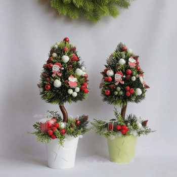 Пример новогоднего небольшого топиария из искусственных цветов