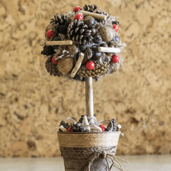 Пример небольшого топиария из шишек