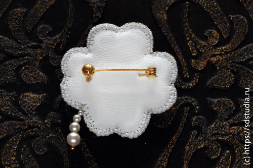 Брошь Клевер вышитая, изнанка из натуральной кожи