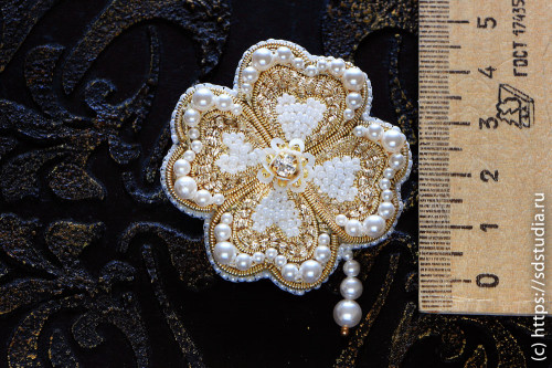 Размер броши Клевер