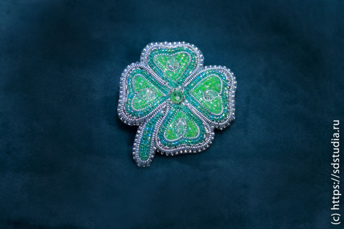 Брошь Клевер четырехлистный вышитая из бисера