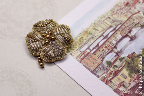 Брошь Клевер четырехлистный вышитая из канители и трунцала