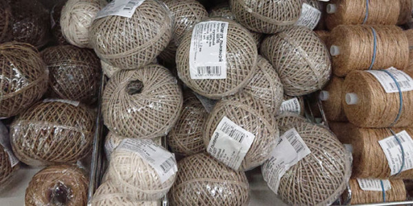 Джутовый шпагат на полках магазина для рукоделия