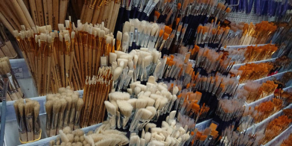 Большой выбор кистей на полке магазина товаров для рукоделия