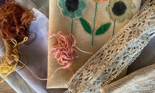 Кусочки ткани, кружев и ниток, подвергшиеся разным способам состаривания