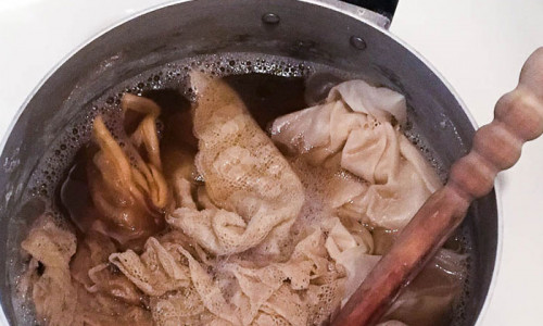 Кипячение ткани в красящем растворе для окрашивания