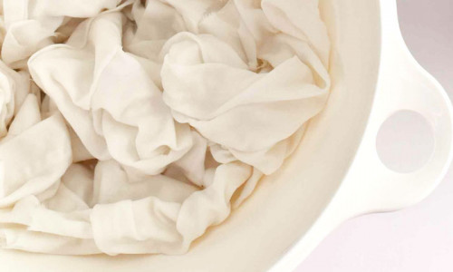 Замачивание ткани в растворе уксуса для закрепления цвета