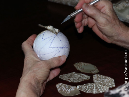 Заправляем ткань в прорези на шаре макетным ножом