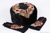 Шапка и перчатки с вышивкой канителью