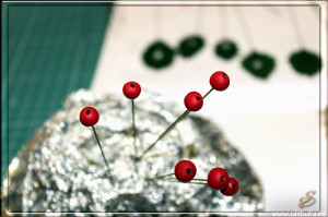 Остролист из пластика, делаем своими руками ягодки