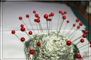 Остролист из пластика, делаем своими руками ягодки