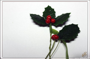 Остролист из пластика, собираем веточку, мастер-класс