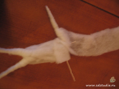 Изготовление каркасной куклы, обмотка каркаса синтепоном