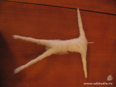 Изготовление каркасной куклы, обмотка каркаса синтепоном