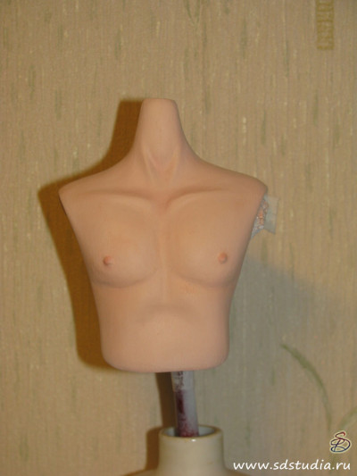 Изготовление каркасной куклы, лепка грудной накладки